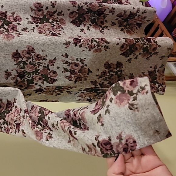 No Comment NY LA Floral Cold Shoulder Sweater - Large - Picture 5 of 9